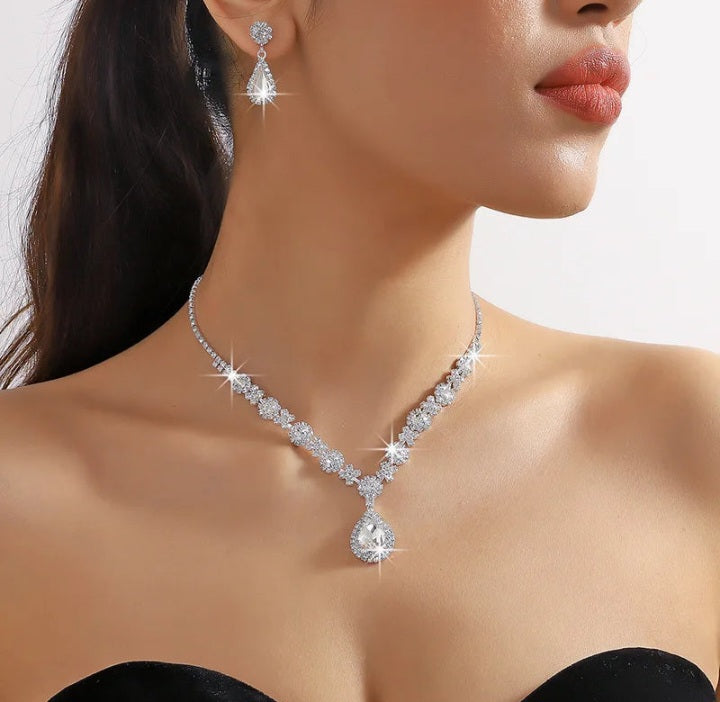 Parure Goutte de Cristal 3 Pièces – Collier & Boucles d'Oreilles | Soirée & Mariage